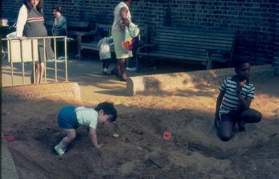 [Ivo Herzog criança brinca em parque com terreno de areia]